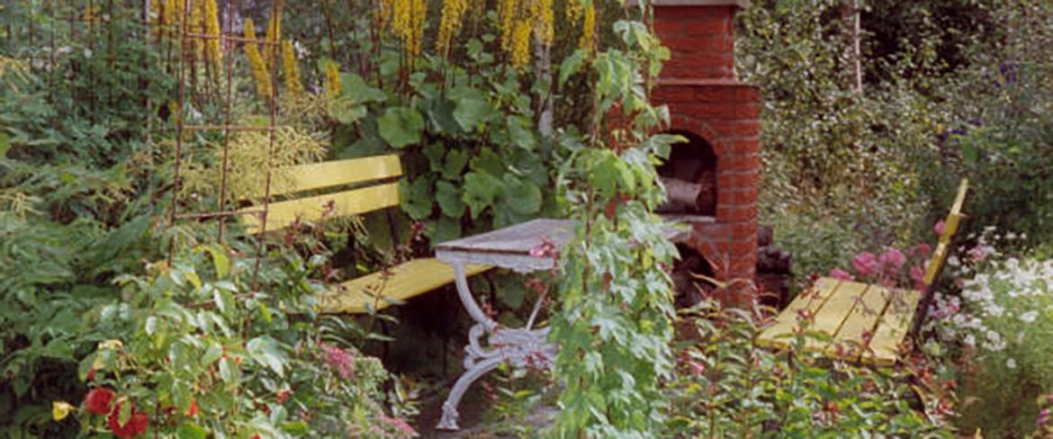 Sittplats i trädgården hos Astrant Plant