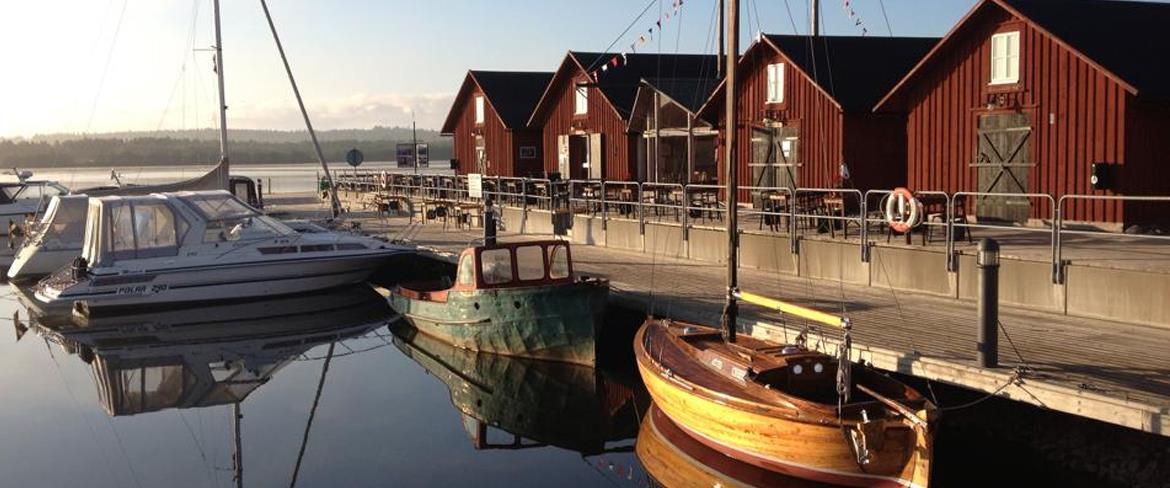 Båtar vid kajen i gästhamnen