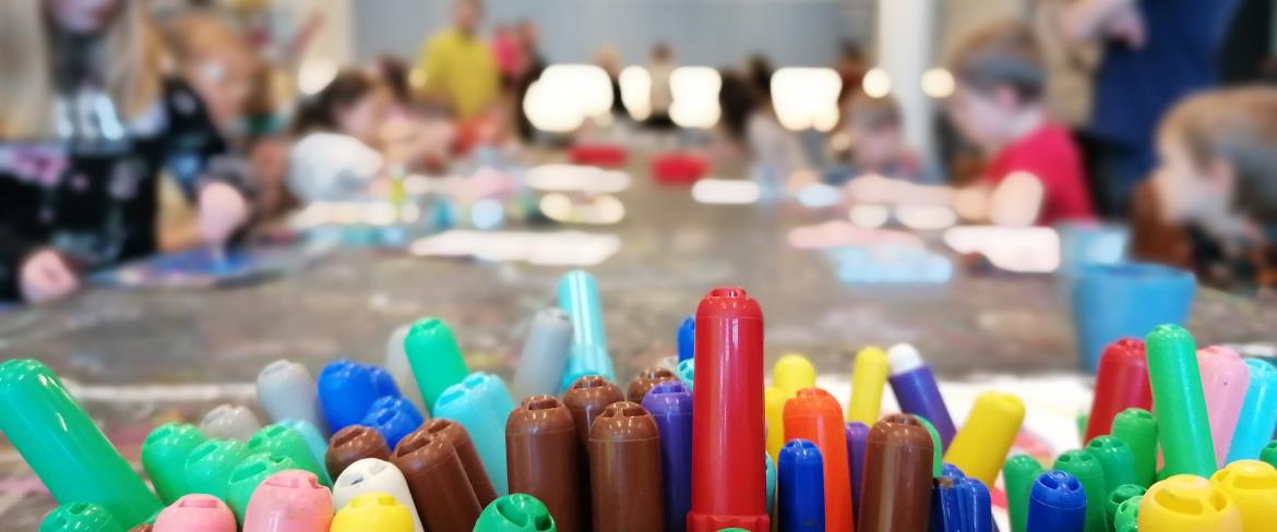 Pennor och barn som målar