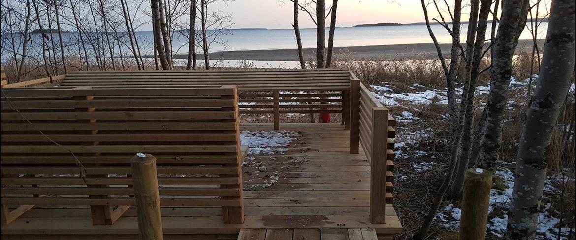 Den upphöjda plattformen med strandutkik