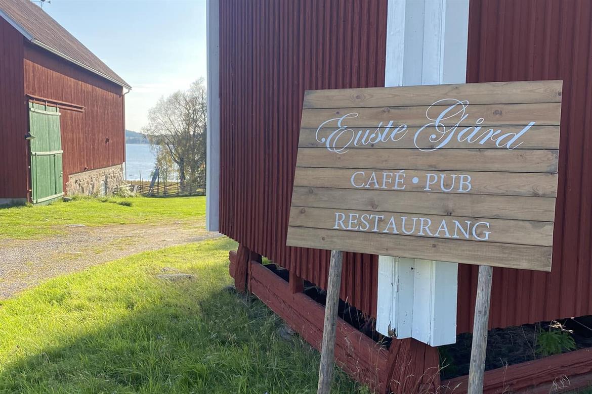 Euste gård skylt