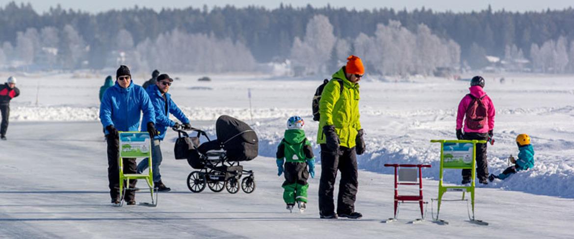 Folk ute på isbanorna