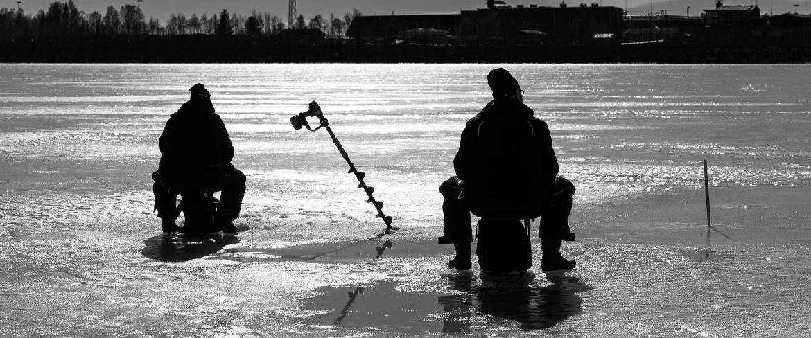 Två män som fiskar på isen