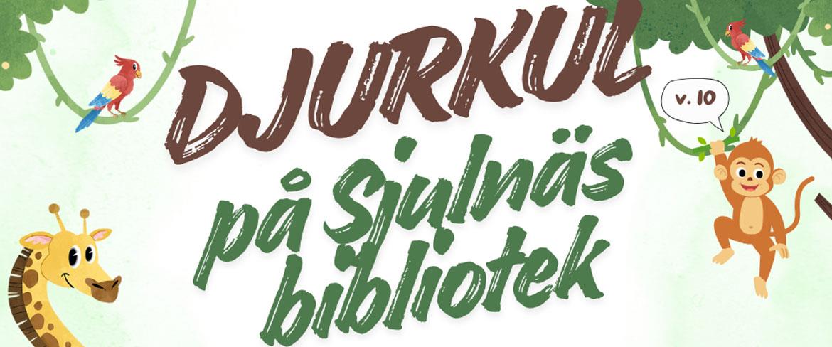 Text som säger "Djurkul på Sjulnäs bibliotek" med träd, en apa som hänger i en lian, en giraff och papegojor i bakgrunden