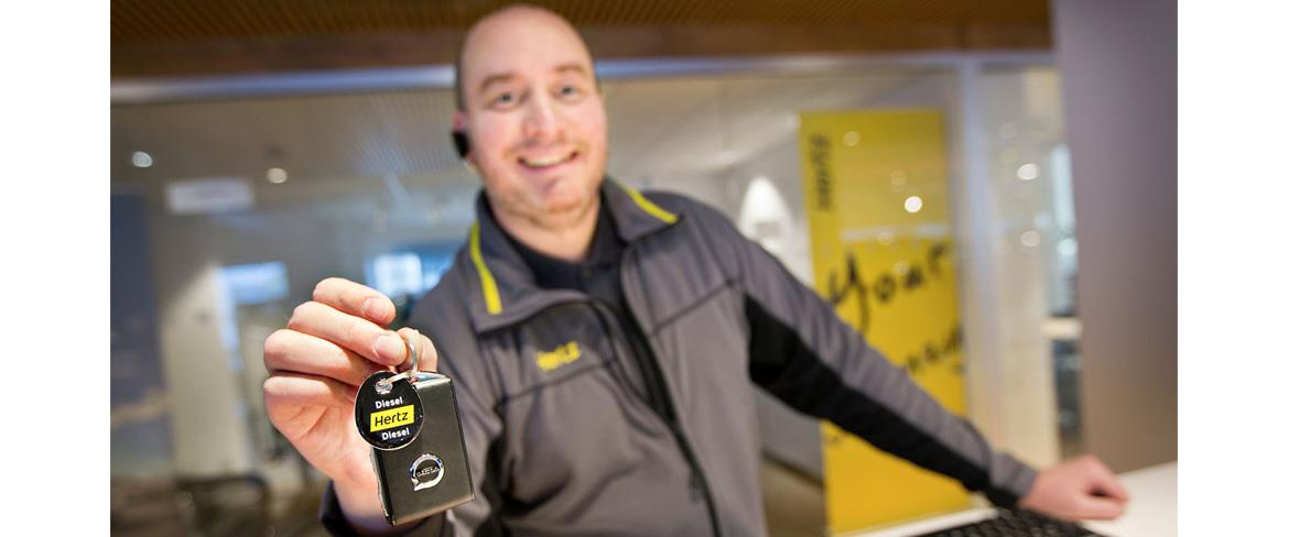 Hertz personal med nycklar till bil