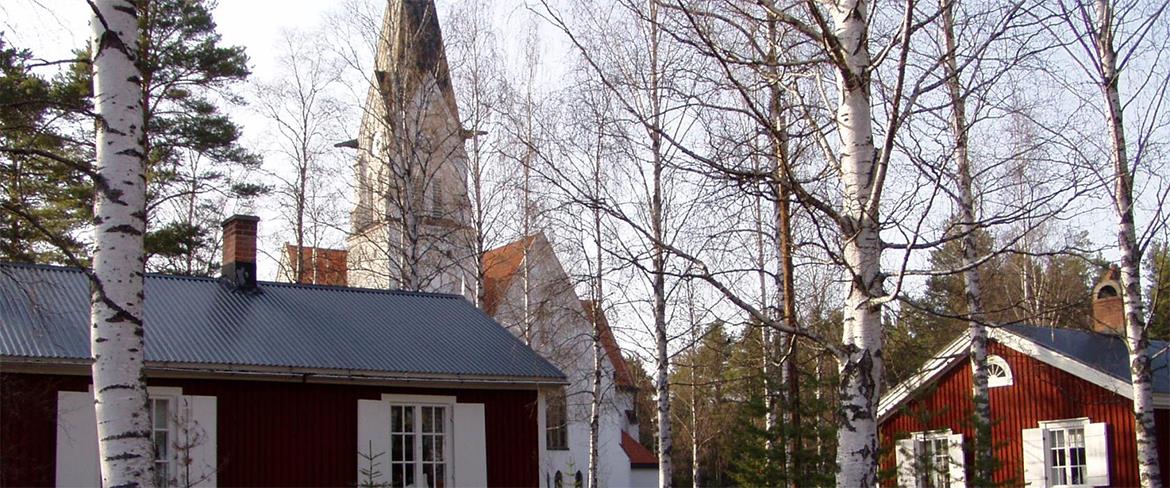 Hortlax kyrka med kyrkstugor i förgrunden