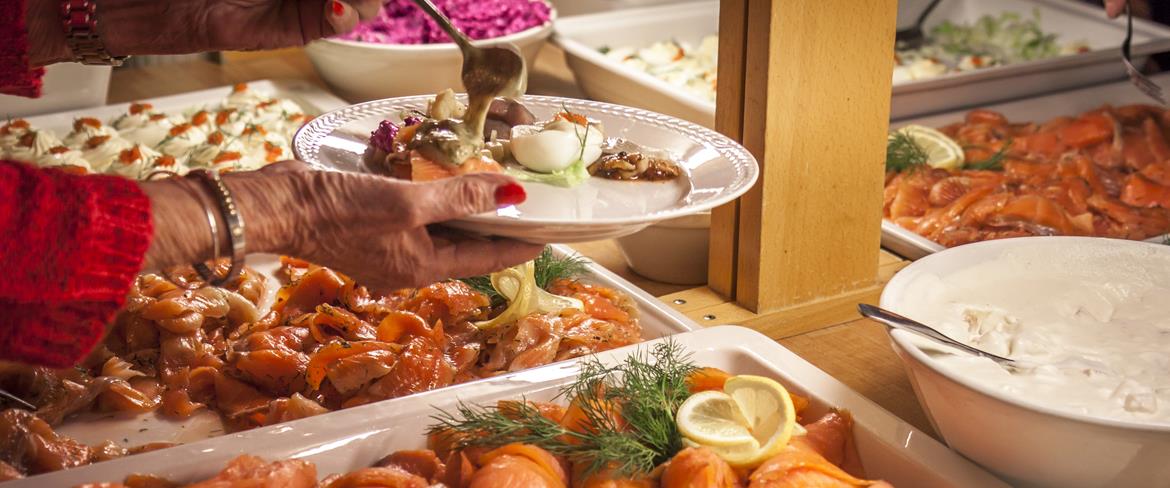 Tallrik som fylls på vid julbord