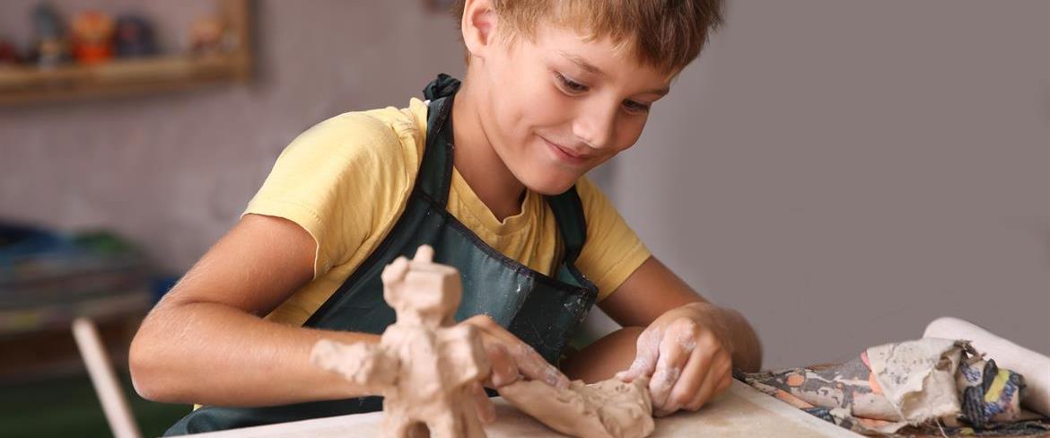 Barn som jobbar med lera