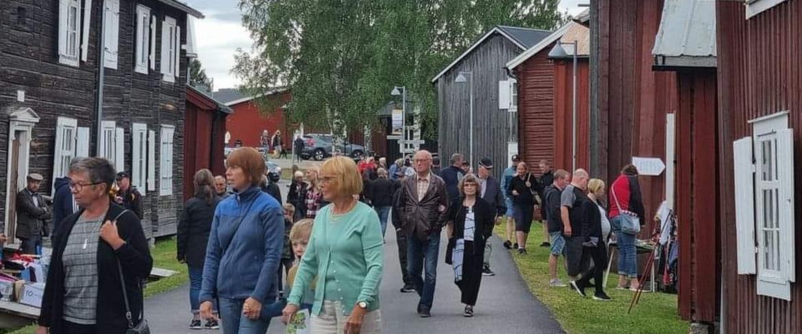 Loppis längs Affärsgatan i Öjeby kyrkstad.