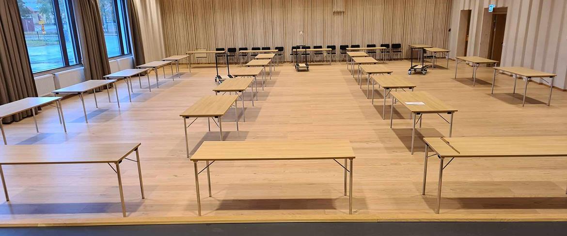 Lydiasalen dukning med bord 1170x488
