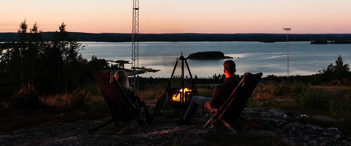 Sommarutsikt med lägereld