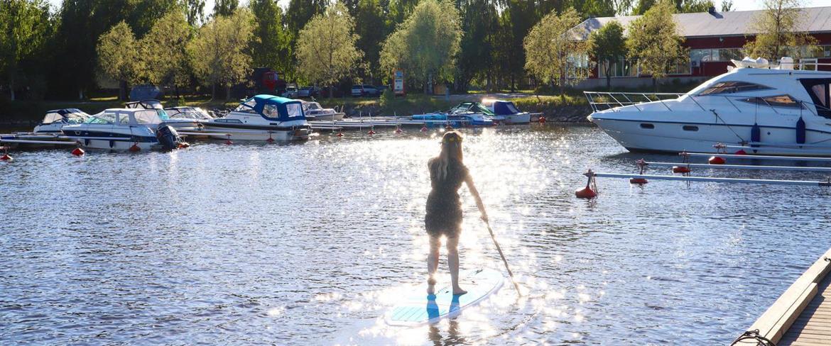 A sup board at the harbour in Piteå