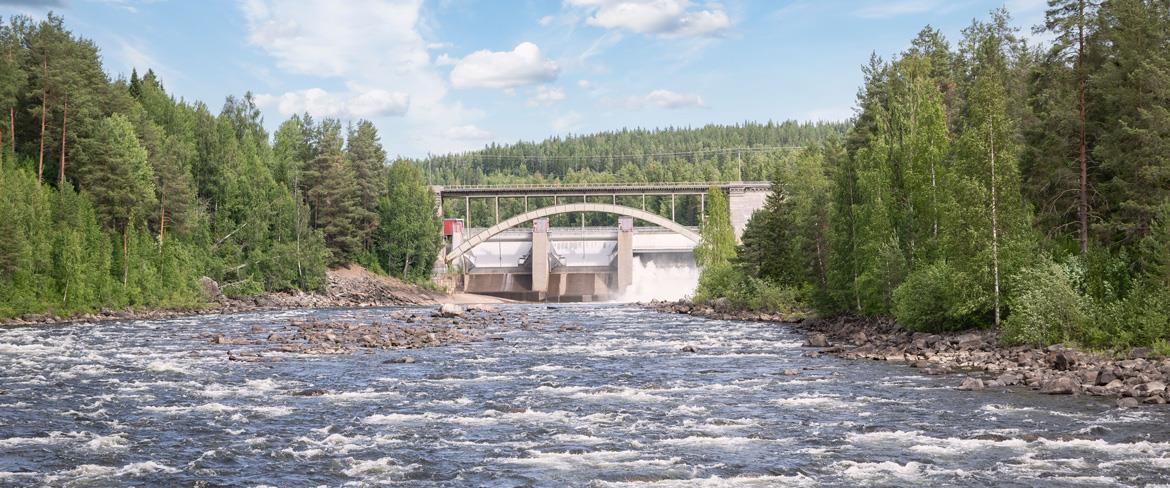 Kraftverket och älven