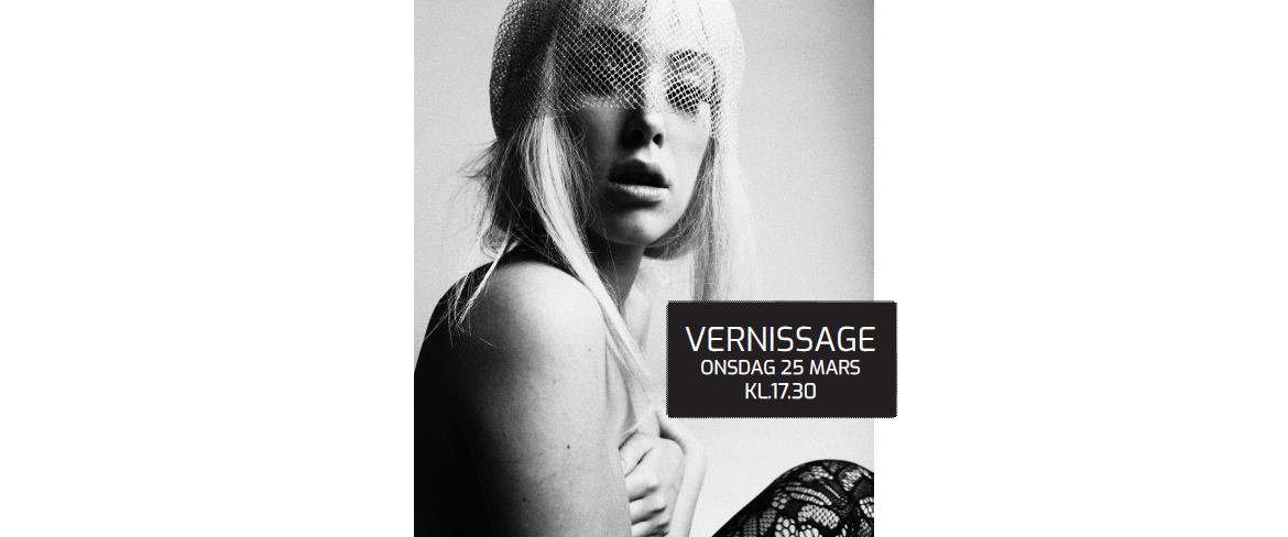 Simon Olofsson visar porträtt