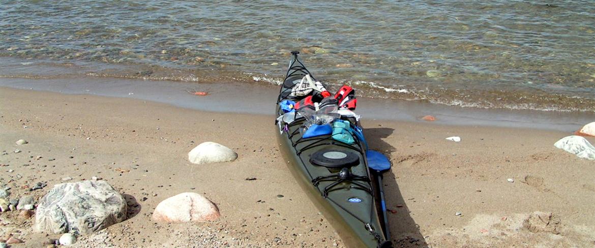 Strandhugg med kajak