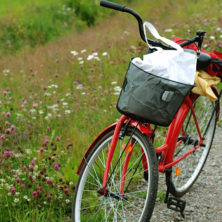 Röd cykel på grusväg