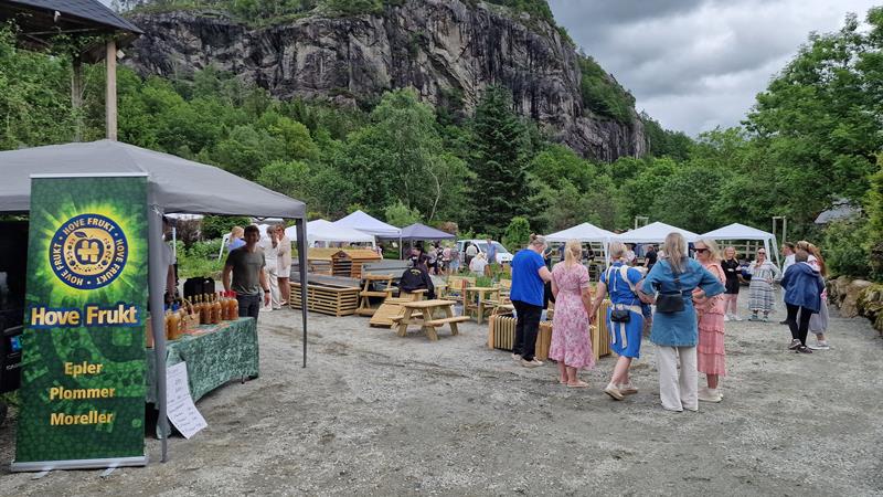 Market, open garden & cafe