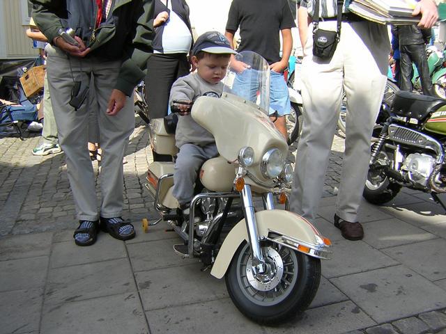 Barn på moped