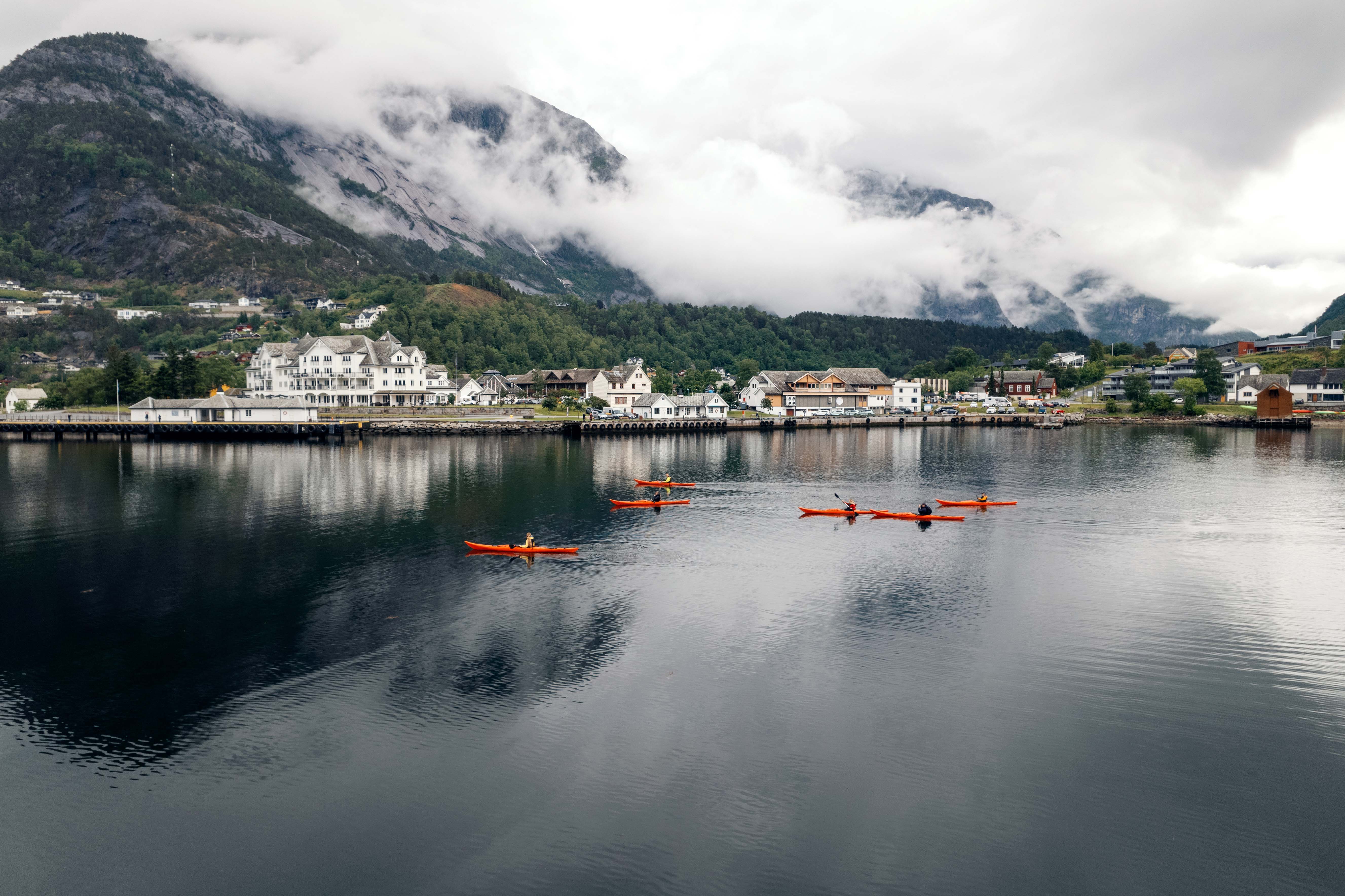 Sea kayaking on the fjord in Eidfjord – Best Adventures