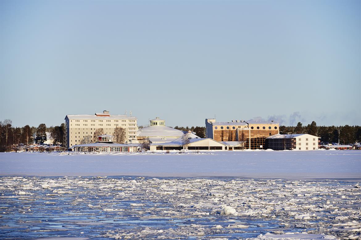 Pite havsbad vintertid, en solig vinterdag på isen utanför hotellet.