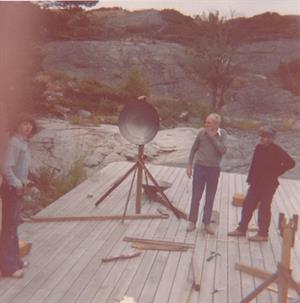 E.A.T, Installasjon under arbeid på Knävelskär (SE) med Billy Klüver (midten), David Tudor (høyre) og en ung mann (ukjent navn), sommeren 1974.
