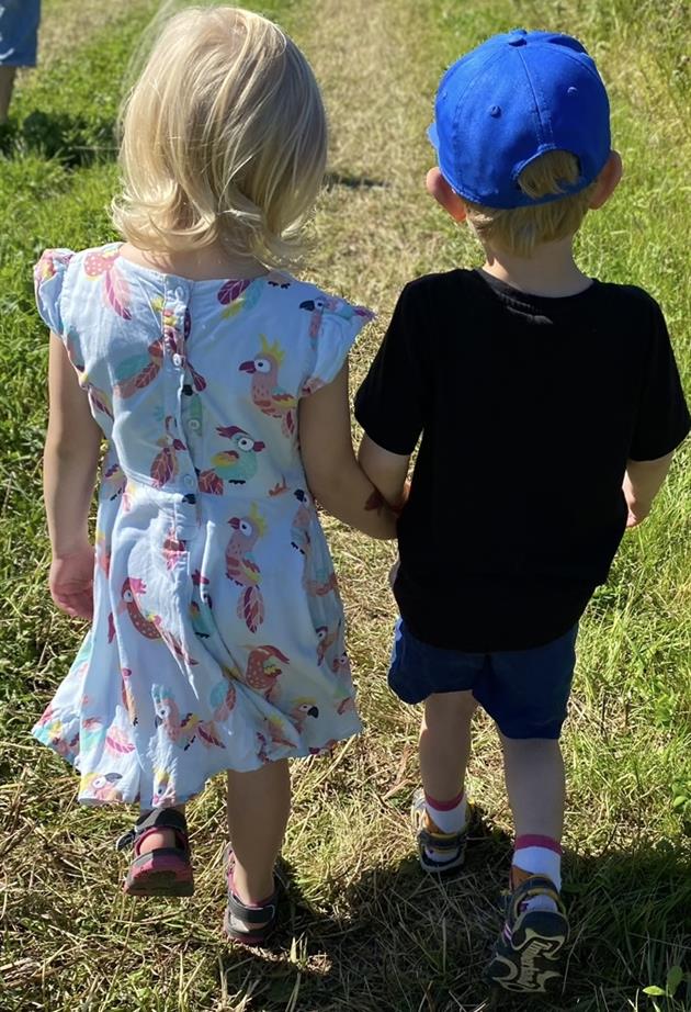 Två barn på väg
