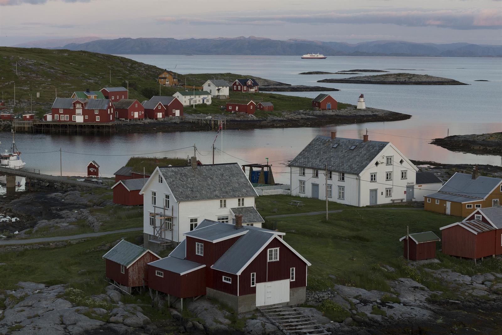 Stay overnight in a traditional fisherman's house/ rorbu in Sør-Gjæslingan fishing village