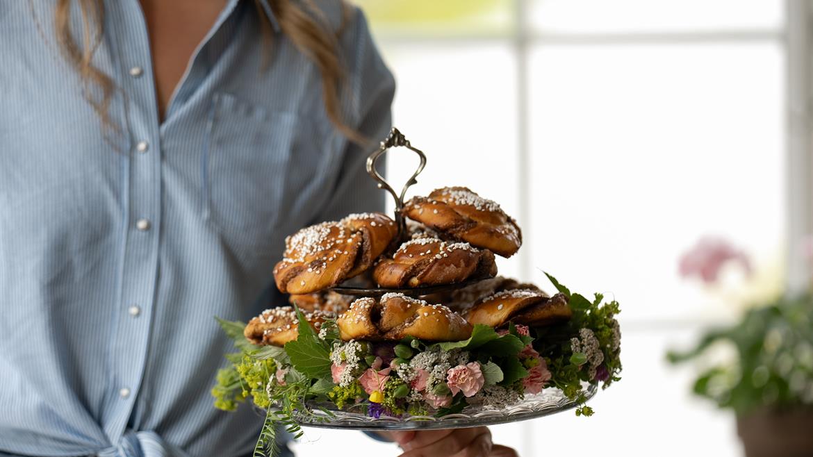 Kanelbullar på fat