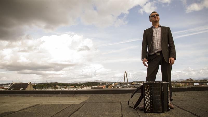 Konsert på Kløgetvedttunet med Johan Egdetveit, trekkspill og protestviser