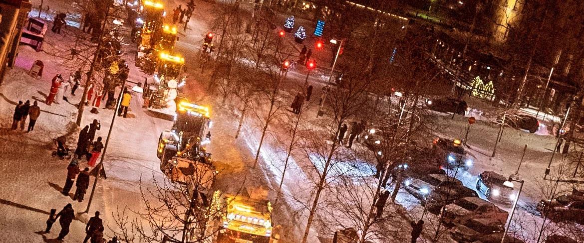 Maskiner som kör luciatåg längs Piteås gator