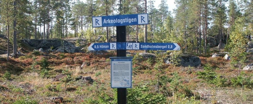 Skyltar längs arkeologstigen