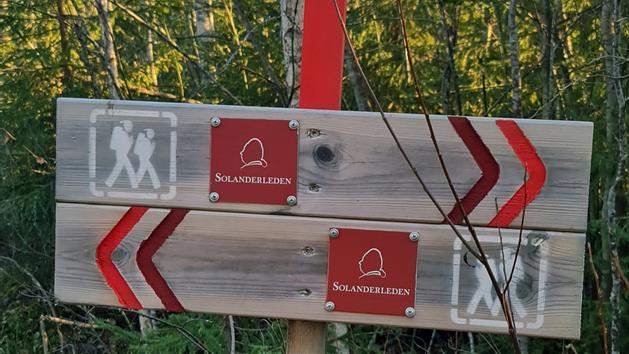 Solanderleden skylt, Solanderleden/Hansi Gelter