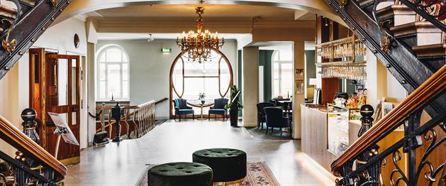 Piteå Stadshotells vackra lobby med historisk atmosfär, Piteå Stadshotell