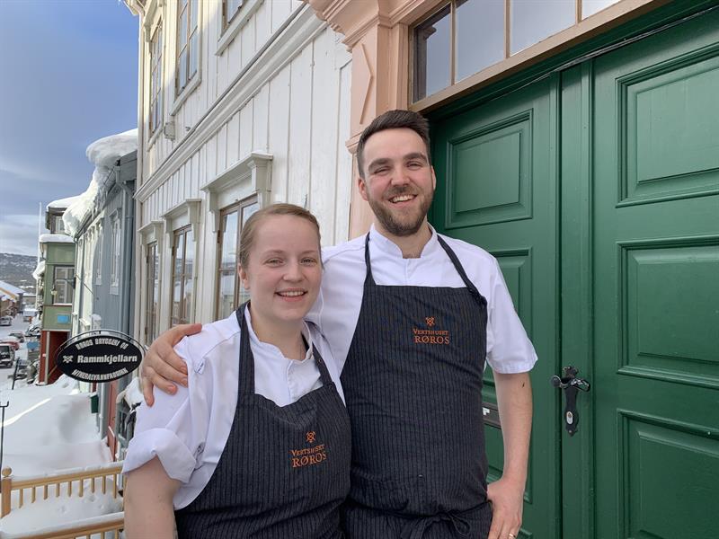 Eline Haugan Bordvik og Aleksander Storm er kjøkkensjefer på Vertshuset Røros