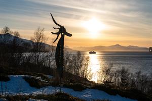 Den nye skulpturparken "Voktere ved stien" markerer oppstarten av den nye nordnorske kunstfestivalen Anti-biennale: Kunst i arktisk natur.