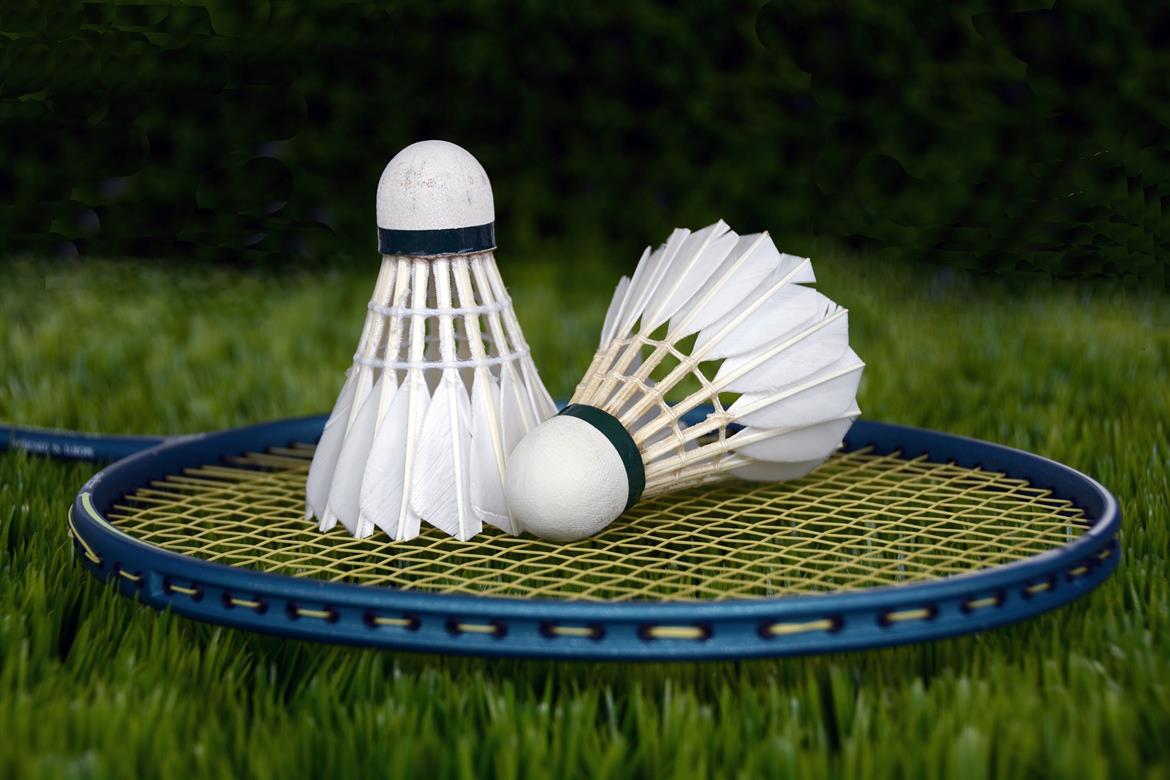 Badmintonrack med bollar