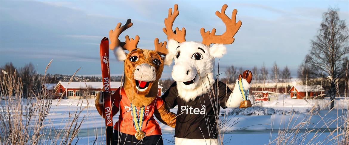 Rejne och Renee med skidor i hand