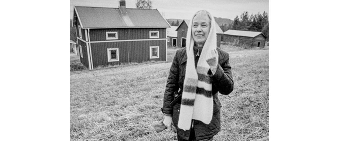 Sara Lidman vid barndomshemmet i Missenträsk