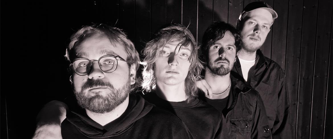 En svartvit variant av en bild på hela bandet