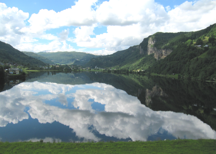 Lake Movatnet - an easy walk from Steinsdalsfossen waterfall